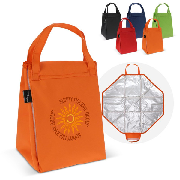 Gefaltete Kühltasche und Picknickmatte